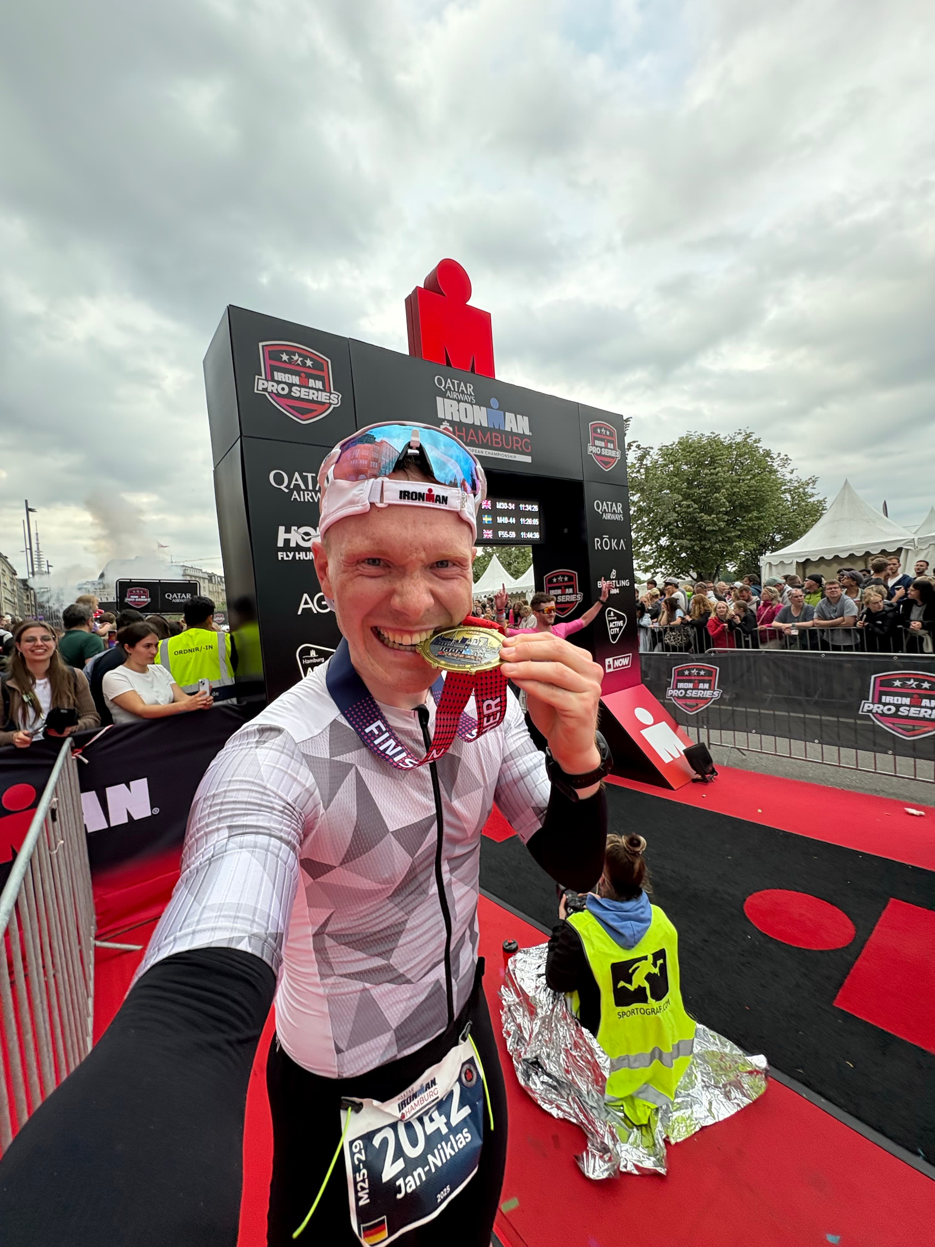 Niki Garand im Ziel eines Ironman-Wettkampfs